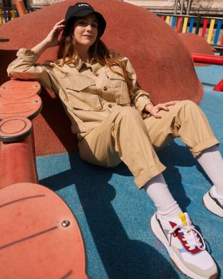 Rigoberta Bandini sentada en un patio de recreo.