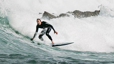 Surfeur sur une vague.