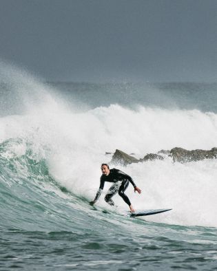 Surfeur sur une vague.