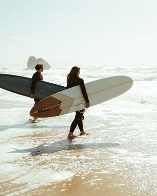 Elena Vignerte et Rémi Sico surfant
