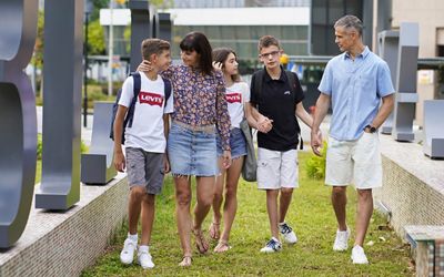 Photo of Nuholt Huisamen with his wife and three children.