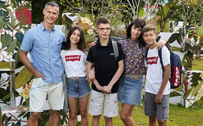 Photo of Nuholt Huisamen with his wife and three children.