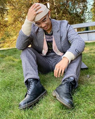 Men's holiday style sitting down outside