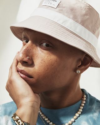 CLOSE UP MAN POSING WITH BUCKET HAT
