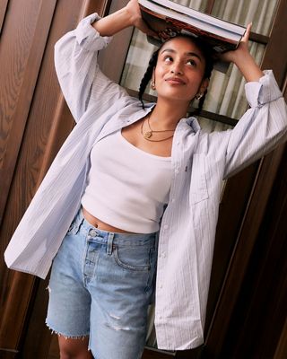 Magasinage pour la rentrée scolaire avec les shorts en jean à ourlet effiloché Genai Nakamain