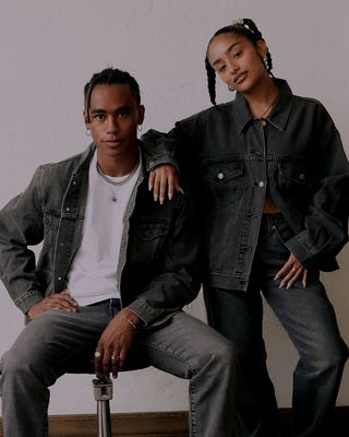 Magasinage de la rentrée scolaire avec Perris Howard et Genai Nakama dans des camionneurs noirs et des jeans noirs