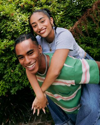 Magasinage pour la rentrée scolaire avec Perris Howard dans un t-shirt rayé et Genai Nakama dans un t-shirt bleu clair