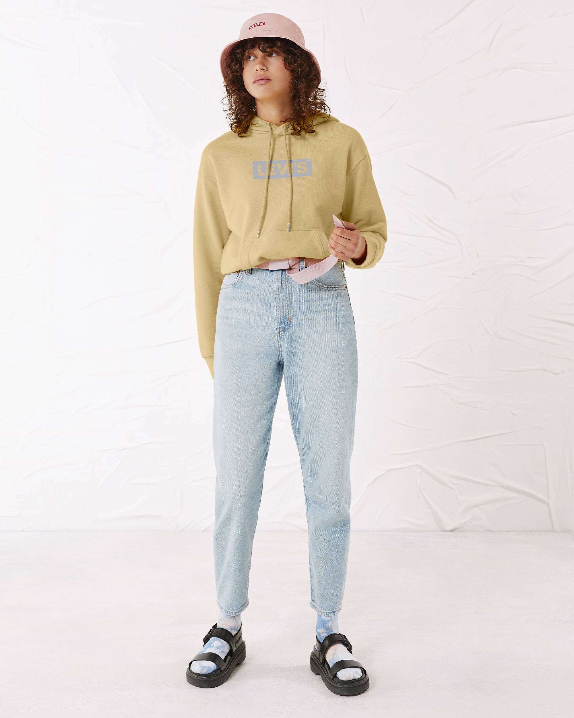 Mastering Mom Jeans: Style Guide | Off The Cuff - Levi'S