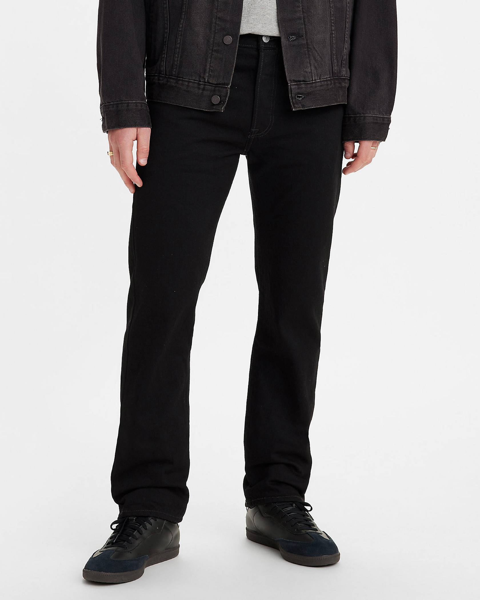 Man wearing black 501 jeans. levi_black_jeans_for_men