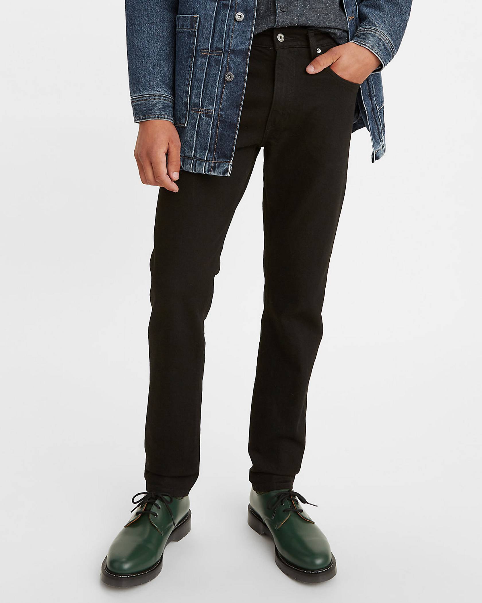 Man wearing black 512 jeans. levi_black_jeans_for_men