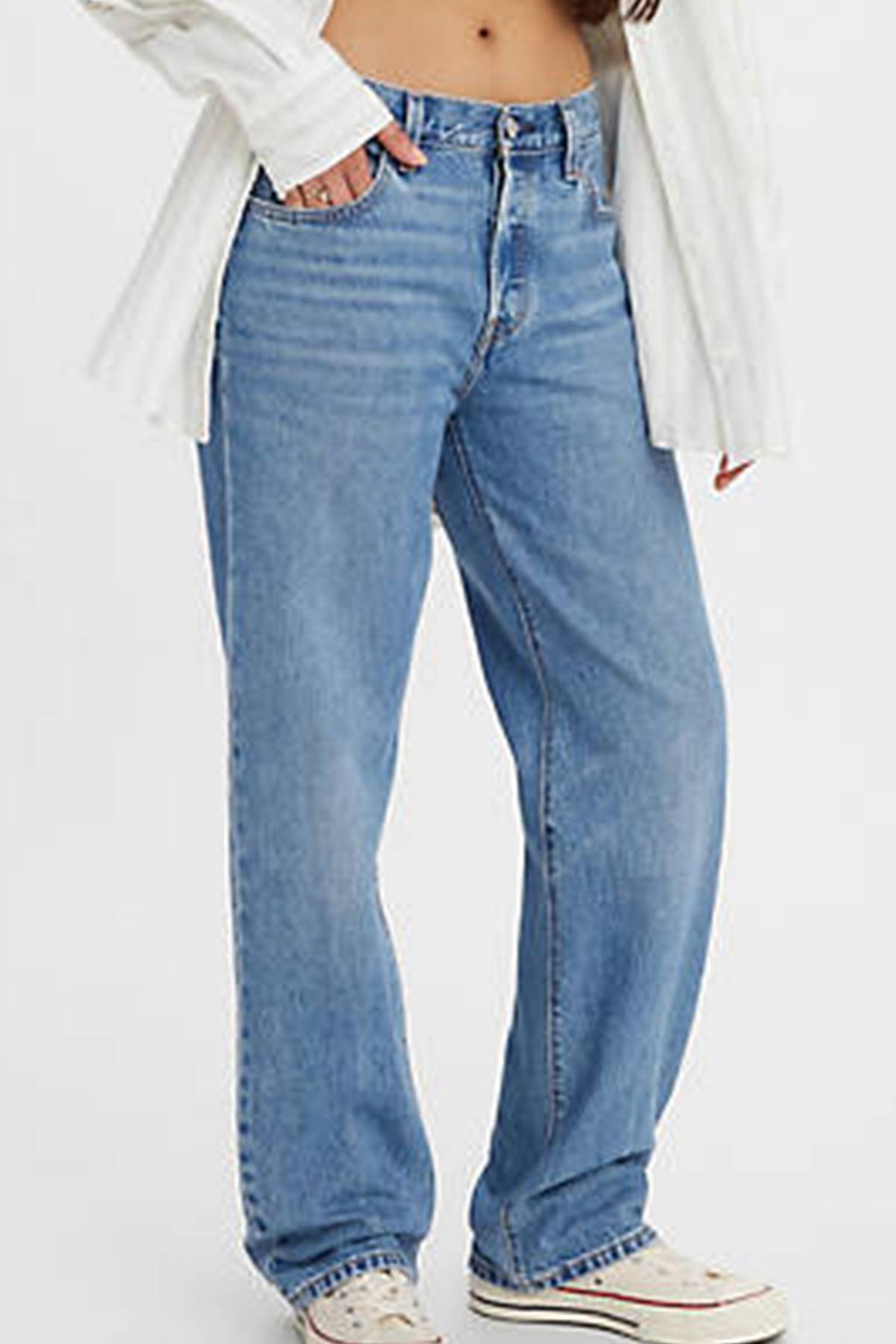 Model wearing 501® ’90s Jeans