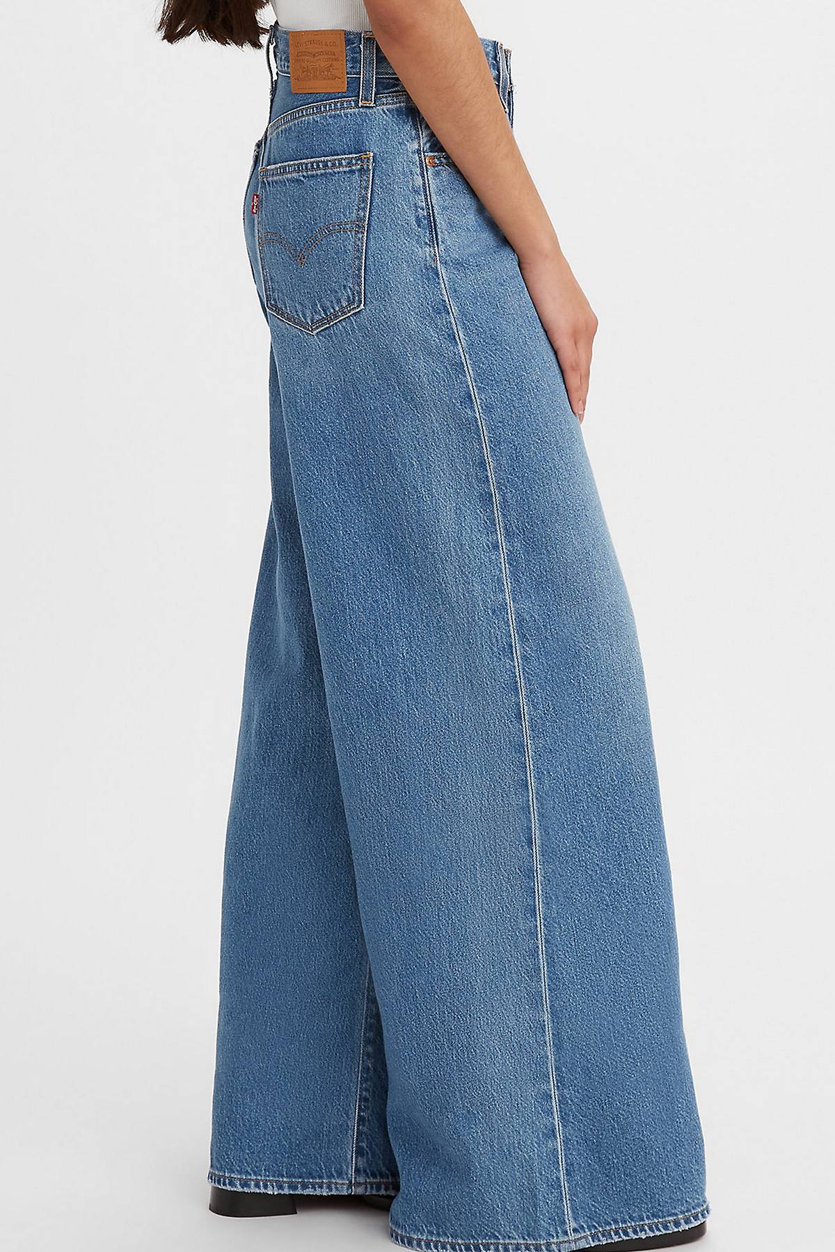 Model wearing XL Flood Jeans.
