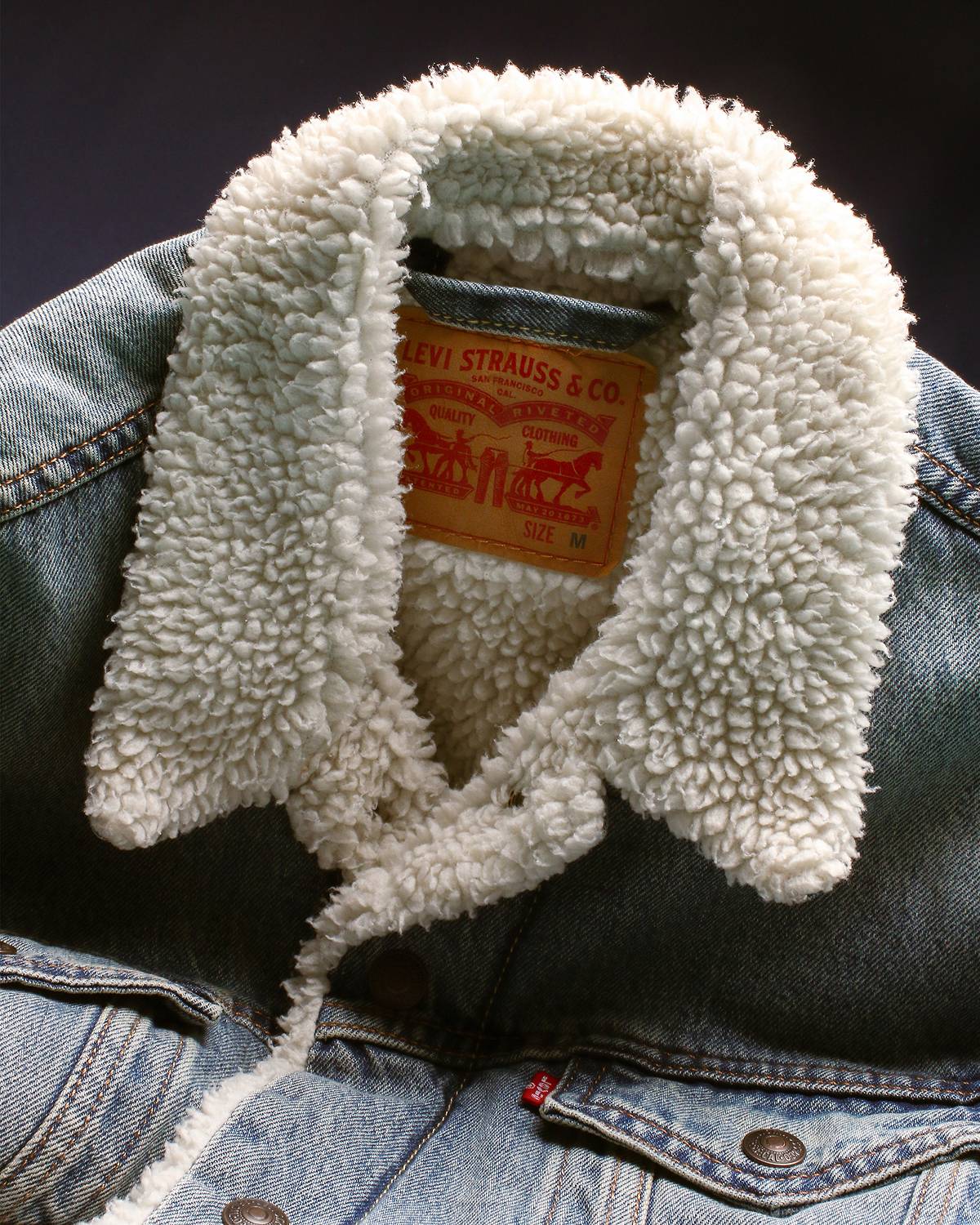 Close up shot of the sherpa collar on a Levi's® Sherpa Trucker Jacket