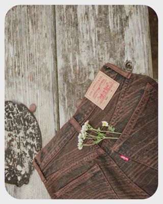 Closeup image detailing the pocket of the Levi's® x Emma Chamberlain collaboration 