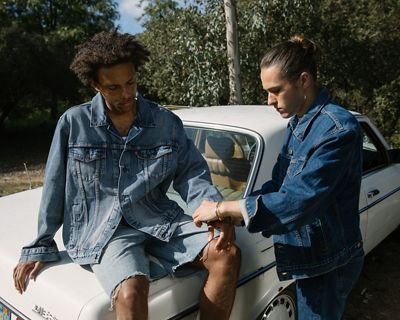 Jared Ellner styling model's sleeves