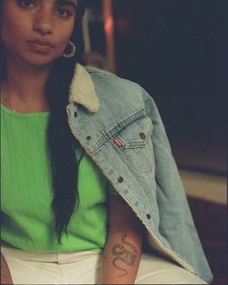 GIFs of Fariha Róisín in her home.