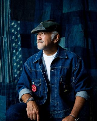 Man wearing Levi's and a hat.