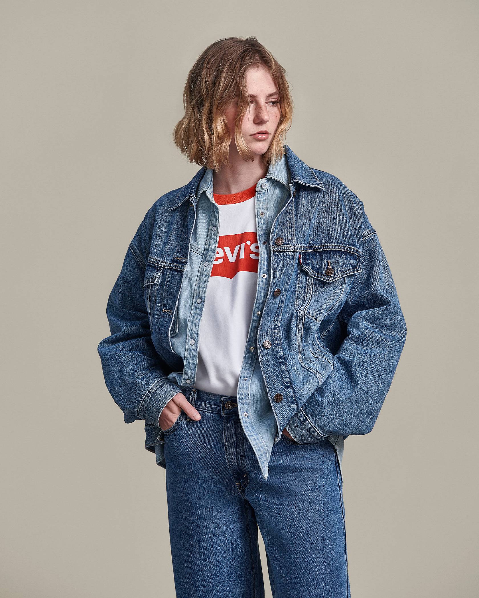 Model in logo ringer tee, denim shirt, Trucker and jeans 2022_fall_outfits_for_women