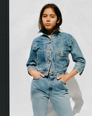 Photo strip of Xiye Bastıda. She is wearing a Levi's Trucker jacket and Levi's jeans with black heels.
