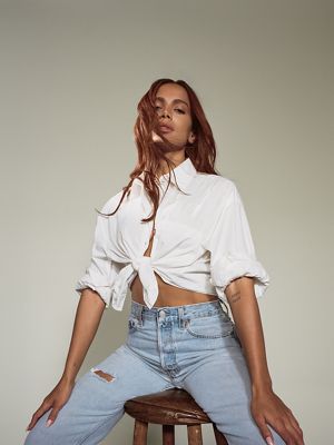 Anitta posing in Levi's jeans