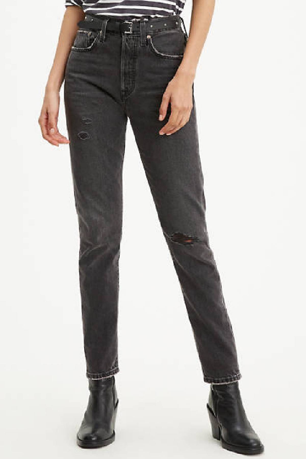 Model wearing 501 skinny jeans