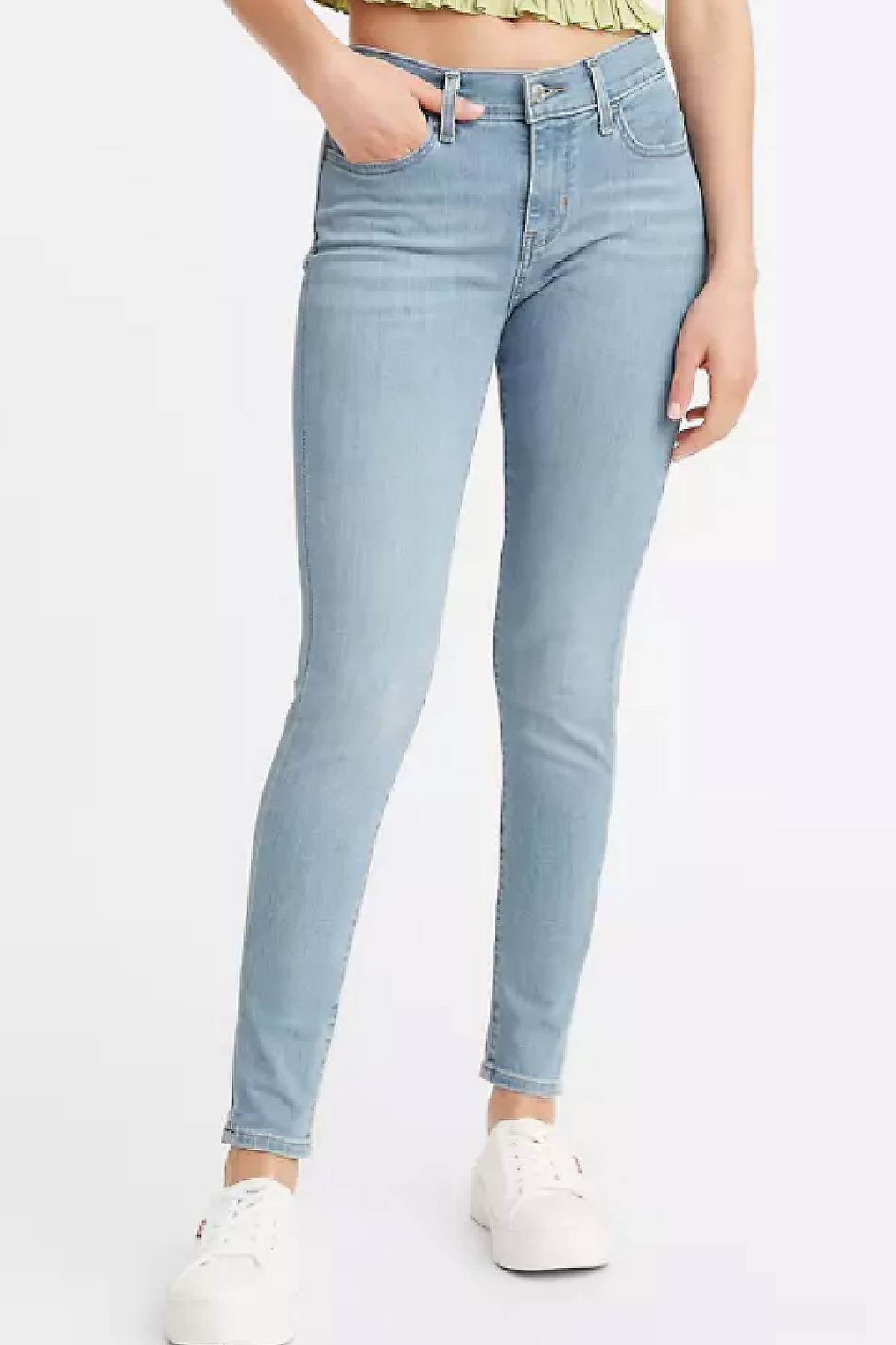 Model wearing 710 Super Skinny jeans