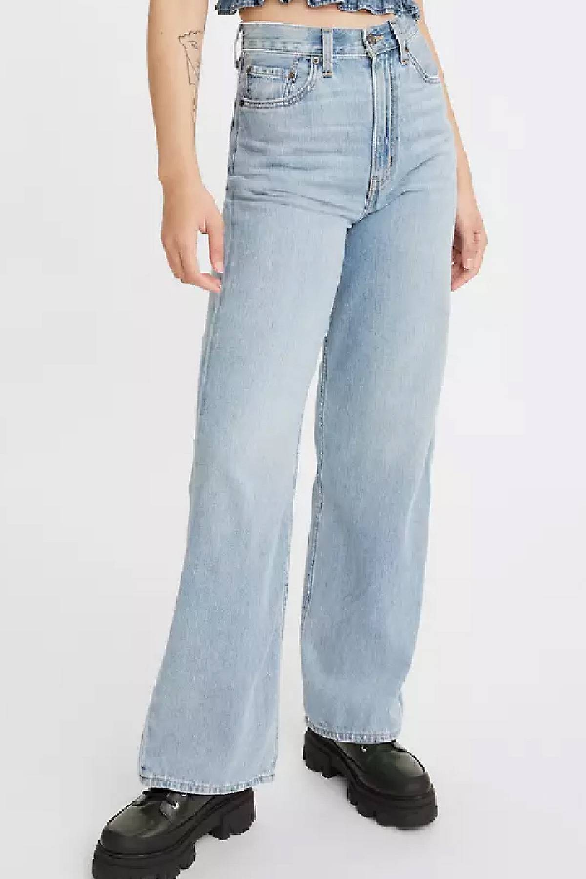 model wearing high loose jeans