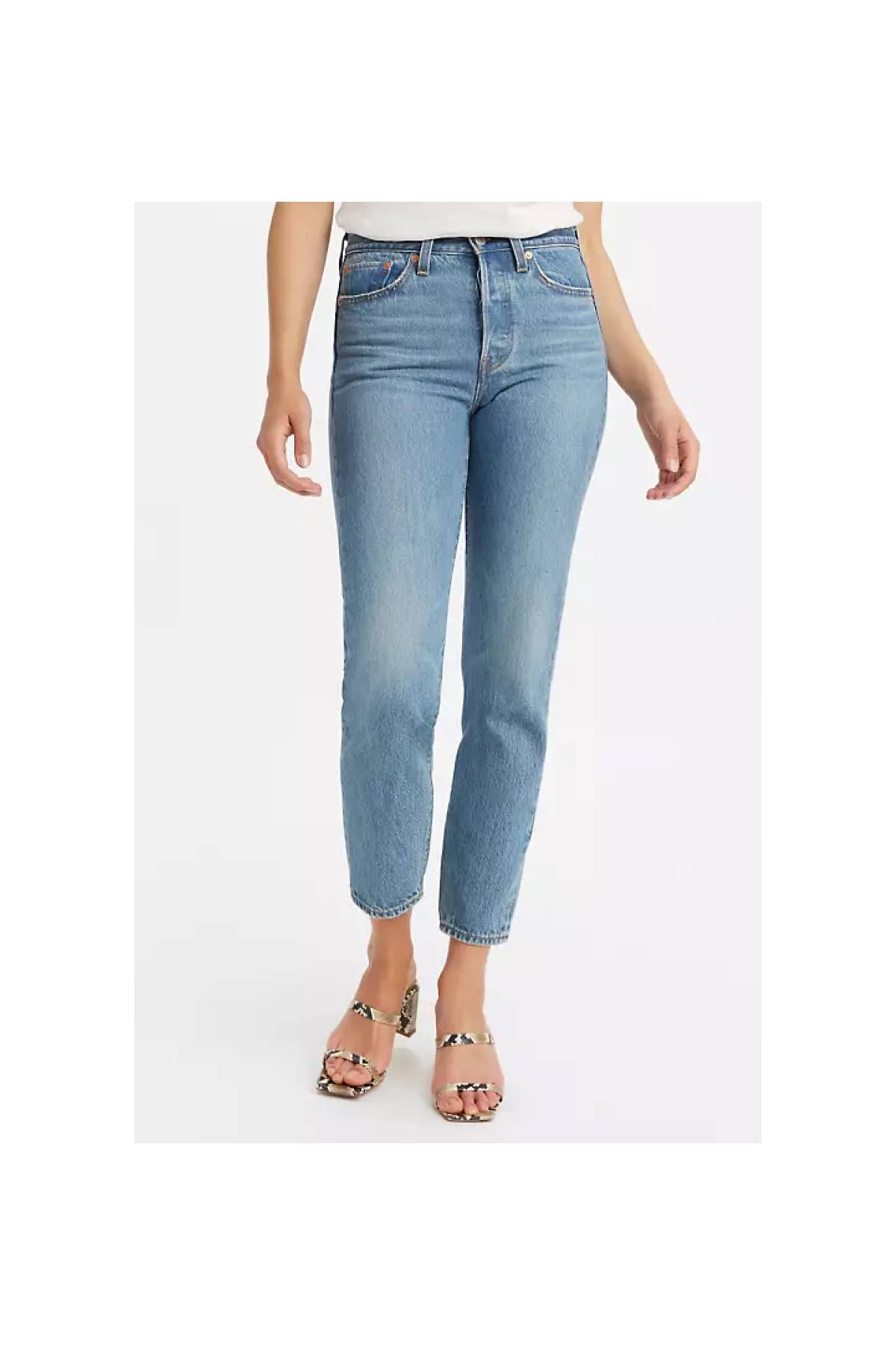 model weraing wedgie straight jeans